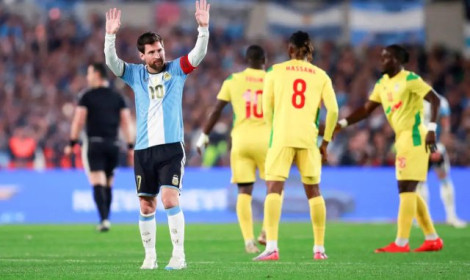 Fim de uma era: Messi se aposenta da se...<p>Craque marca e dá duas assistências em vitória de 3 a 0 sobre o Benin</p>