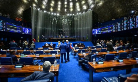Senado aprova em dois turnos o fim da e...<p>O texto que segue agora para promulgação reduz jornada de trabalho para 40 horas semanais. Veja o que vai mudar</p>
