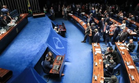 Senado aprova aumento de isenção do I...<p>Projeto agora seguirá para sanção presidencial, onde aguarda a assinatura do presidente Luiz Inácio Lula da Silva (PT).</p>