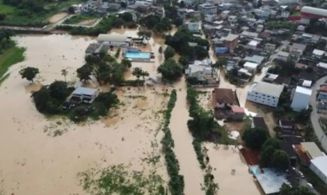 Chuvas elevam nível de rios e provocam...<p>A chuva registrada desde a noite de sexta-feira (27) provocou o transbordamento do Rio São Francisco em Barra de São Francisco, no Noroeste do Espírito Santo. A água que caiu em Mantena (MG), nas cabeceiras do rio, começou a chegar ao município no sábado por volta de 13h30, quando houve o primeiro transbordamento para as ruas, principalmente no bairro Campo Novo.</p>