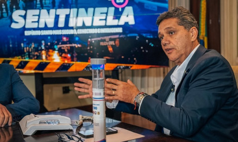 Governador Ricardo Ferraço lança Proj...<p>O Governo do Estado lançou, nessa quarta-feira (1º), o Projeto Sentinela ES, iniciativa que vai integrar, de forma inteligente e colaborativa, sistemas públicos e privados de videomonitoramento ao parque tecnológico da Segurança Pública do Espírito Santo. O anúncio foi realizado pelo governador Ricardo Ferraço, em coletiva de imprensa no Palácio Anchieta, em Vitória, e faz parte das ações de fortalecimento do Programa Estado Presente em Defesa da Vida.</p>
