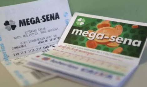 Ninguém acertar as seis dezenas e Mega...<p>Nenhum apostador acertou as seis dezenas do concurso 2.983 da Mega-Sena, sorteado na noite dessa quinta-feira (12), e o prêmio principal acumulou. A estimativa para o próximo sorteio, que será realizado neste sábado (14), é de R$ 75 milhões.</p>
