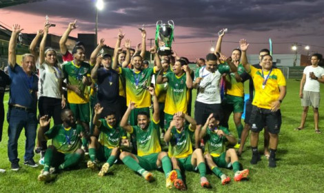 Nova Venécia conquista título inédit...<p>Com vitória por 2 a 0 sobre Pedro Canário, equipe veneciana faz história no estádio Zenor Pedrosa Rocha e levanta a taça diante de sua torcida.</p>